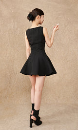 モデル：158cm（着用サイズ：FREE　着用カラー：BLK）