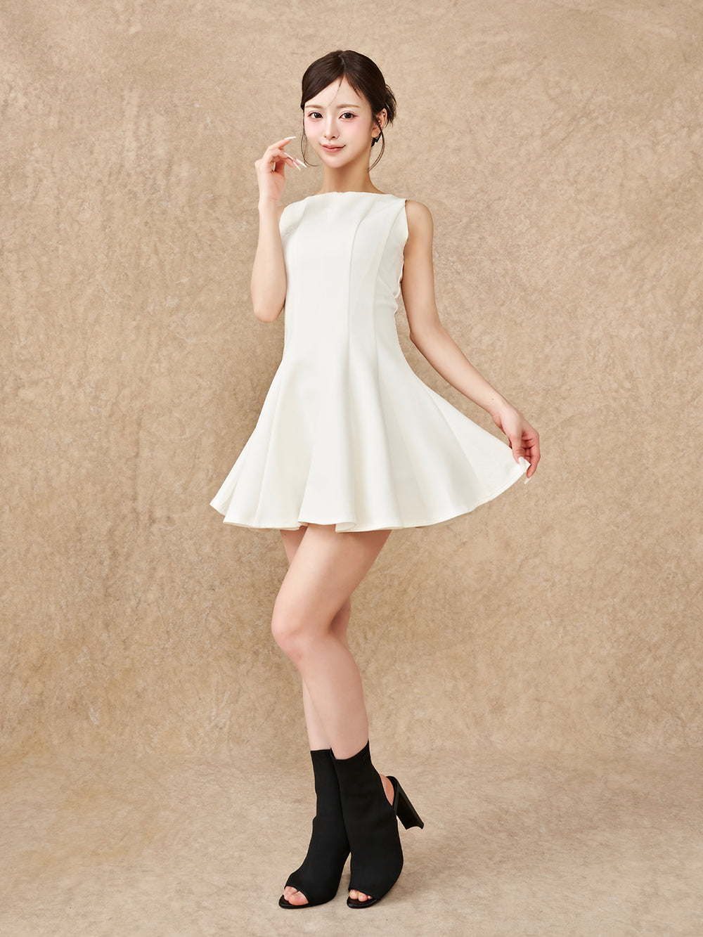 モデル：158cm（着用サイズ：FREE　着用カラー：WHT）