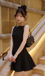 モデル：158cm（着用サイズ：FREE　着用カラー：BLK）
