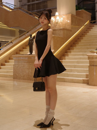 モデル：158cm（着用サイズ：FREE　着用カラー：BLK）