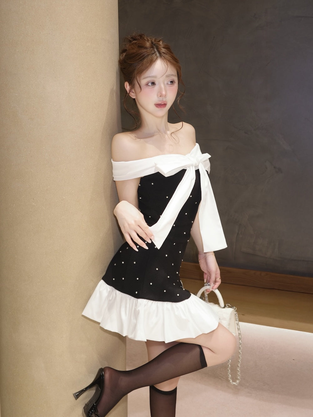 パールビジューオフショルフリルニットミニワンピース