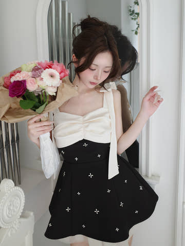 モデル：158cm（着用サイズ：FREE　着用カラー：BLK）