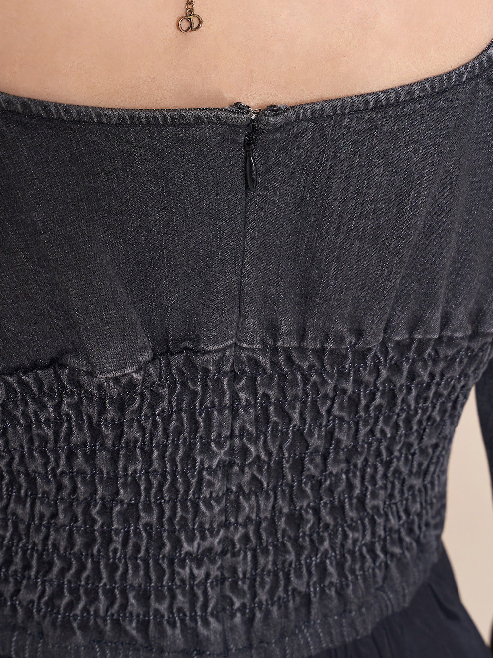 モデル：155cm（着用サイズ：FREE　着用カラー：BLK）