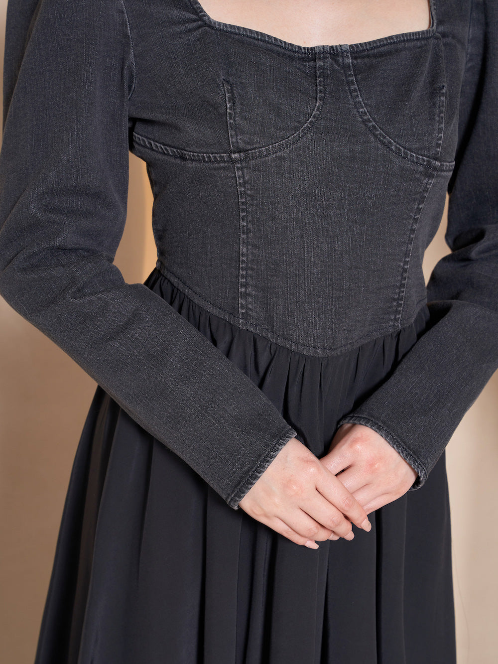 モデル：155cm（着用サイズ：FREE　着用カラー：BLK）