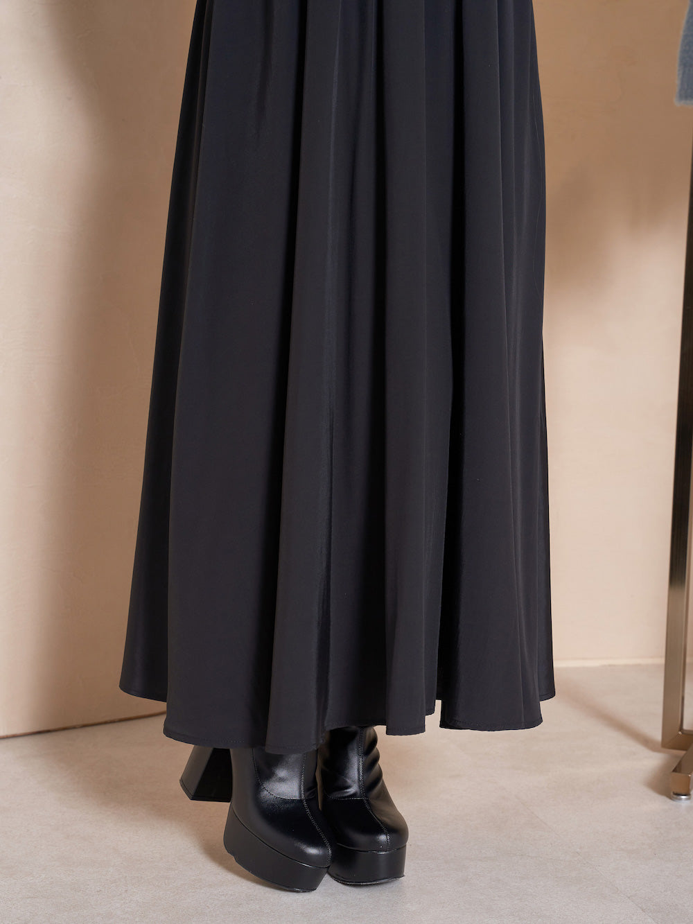 モデル：155cm（着用サイズ：FREE　着用カラー：BLK）